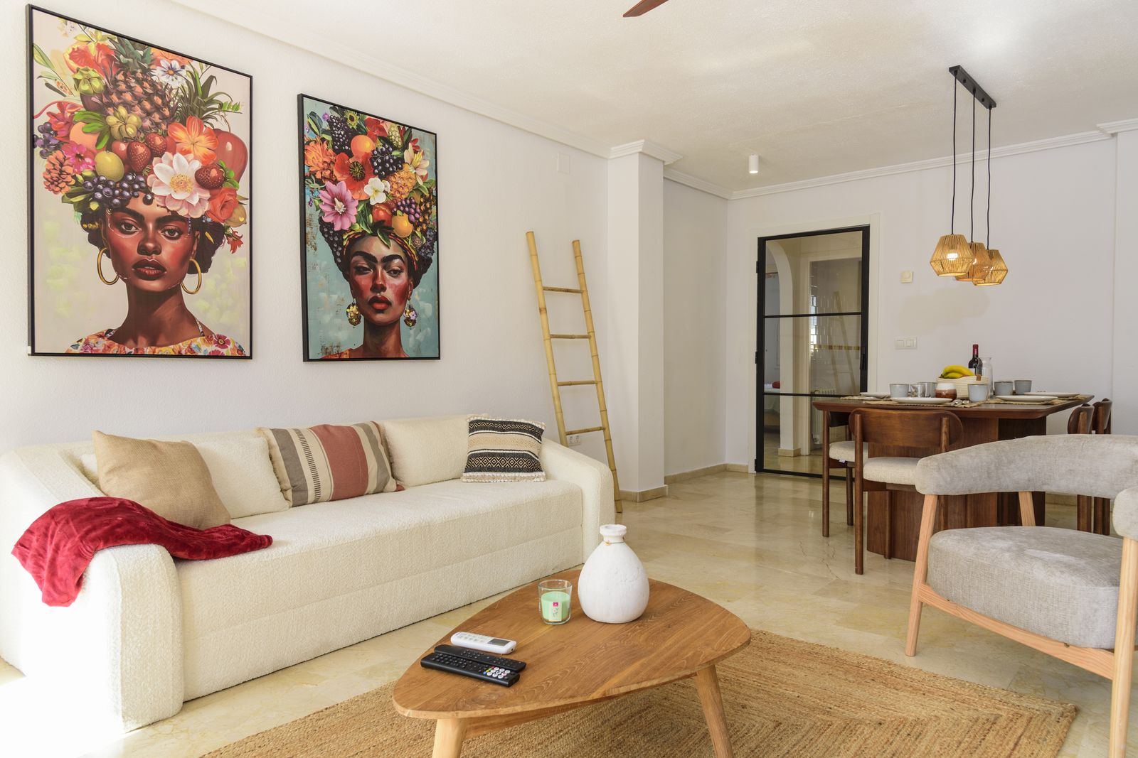 Woonkamer met kunst aan de wand